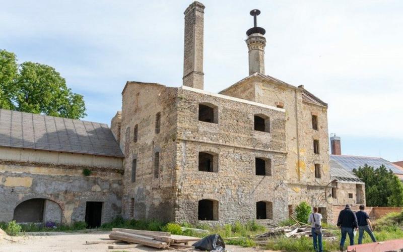 Kép: A keszthelyi Reischl-f�le S�rh�z megment�s��rt harcolnak